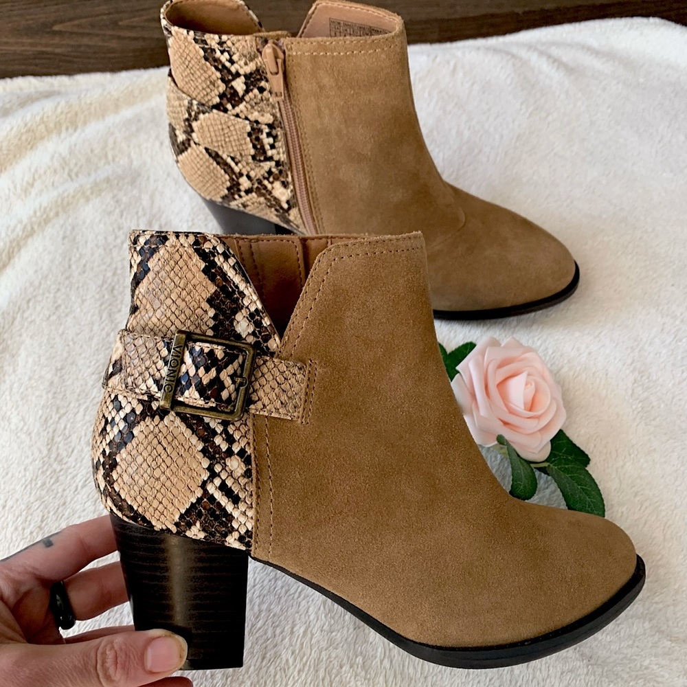 NWOT Vionic ‘Naomi’ snake skin heeled ankle boots